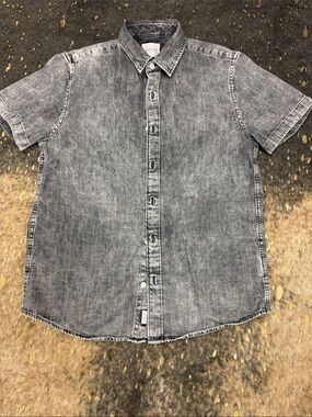 American Eagle Outfitters Washed Grey Short-Sleeve Button-Down Shirt